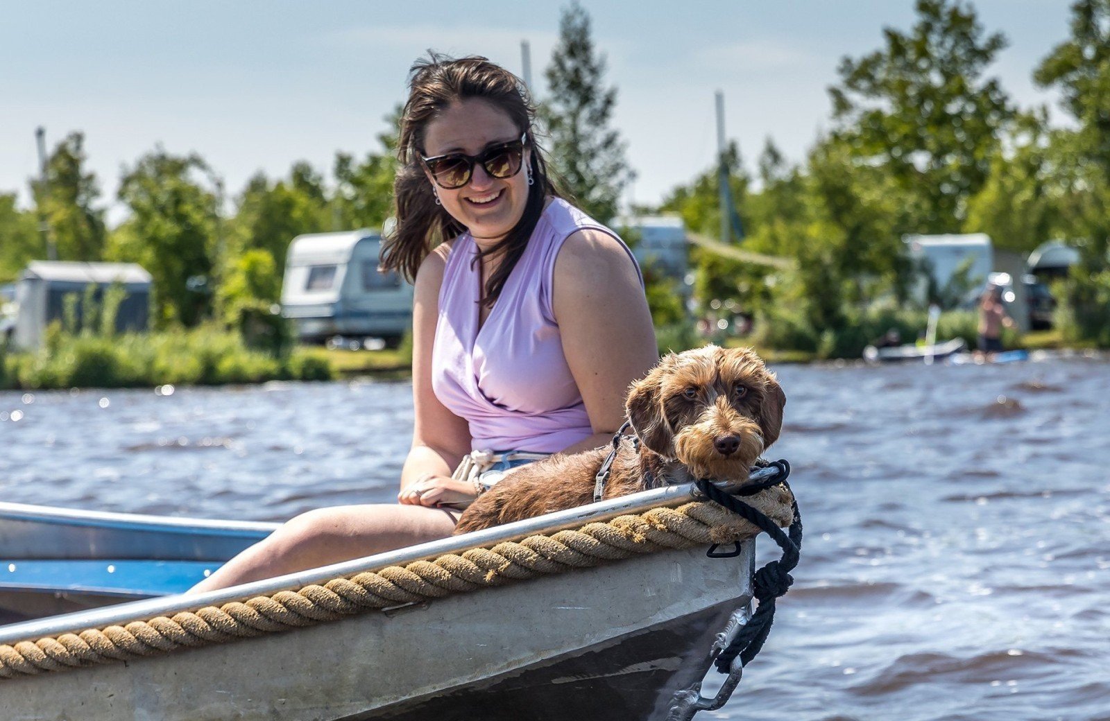 Bootverhuur voor de kampeerplaats in de haven aan het water