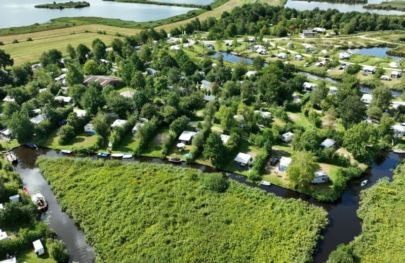 Comfort kampeerplaats aan het water