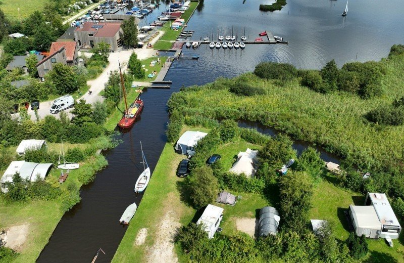 Comfort kampeerplaatsen rondom de haven